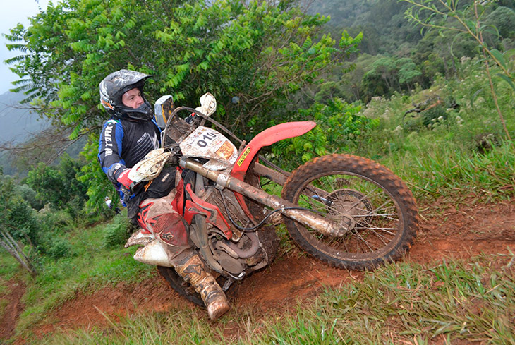 Homem compra moto no PY, suja para fingir ser de trilha, mas é