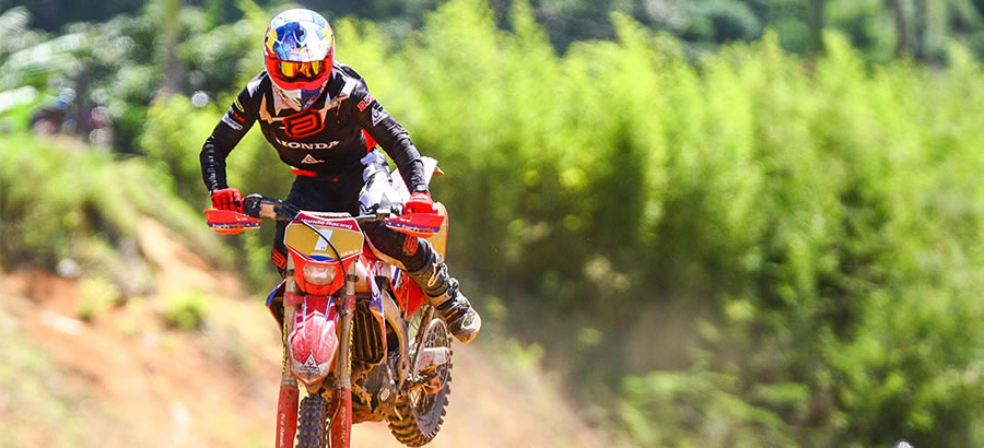 Pilotos da equipe Honda Racing dão dicas para fazer trilhas de moto